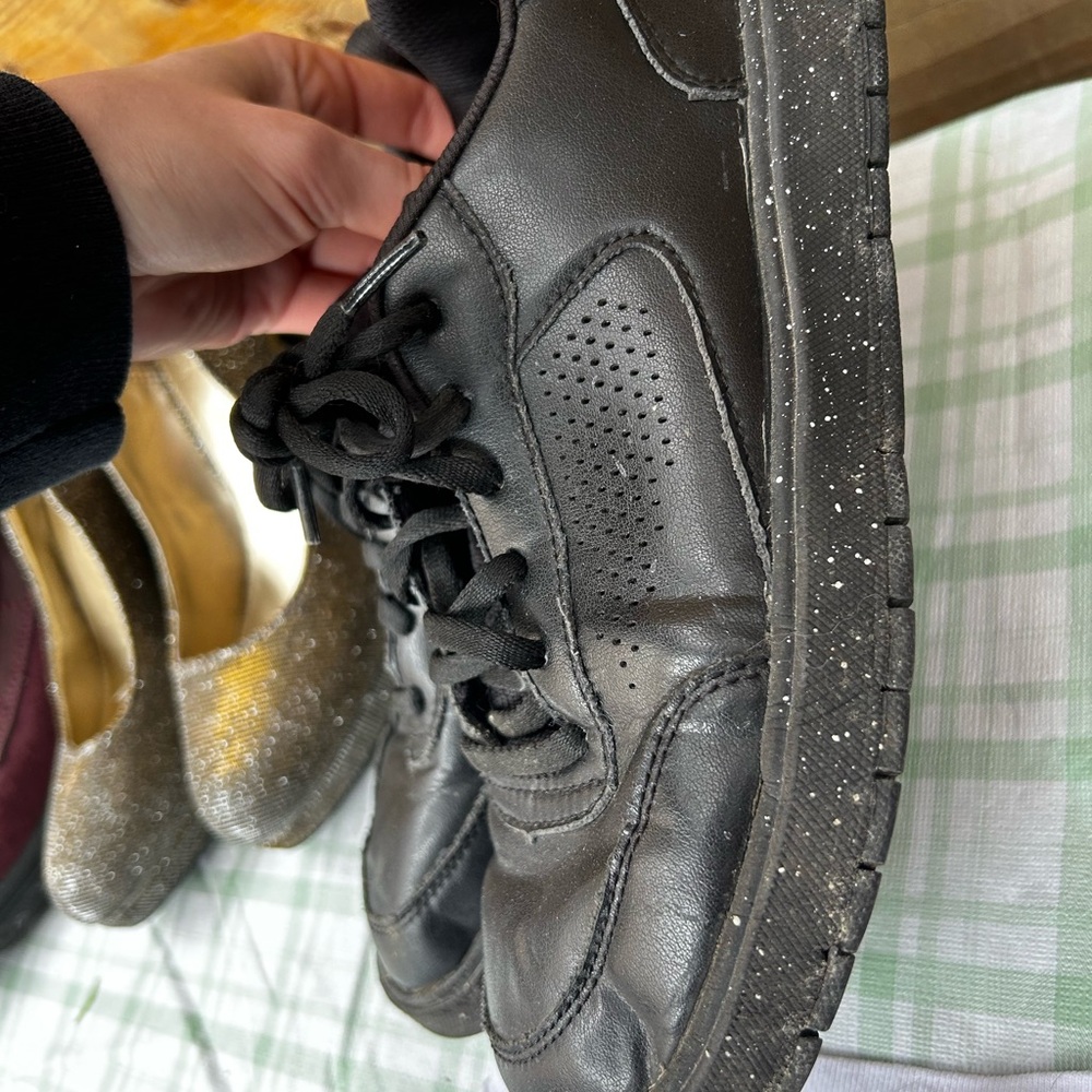 Wide toe black working sneakers
